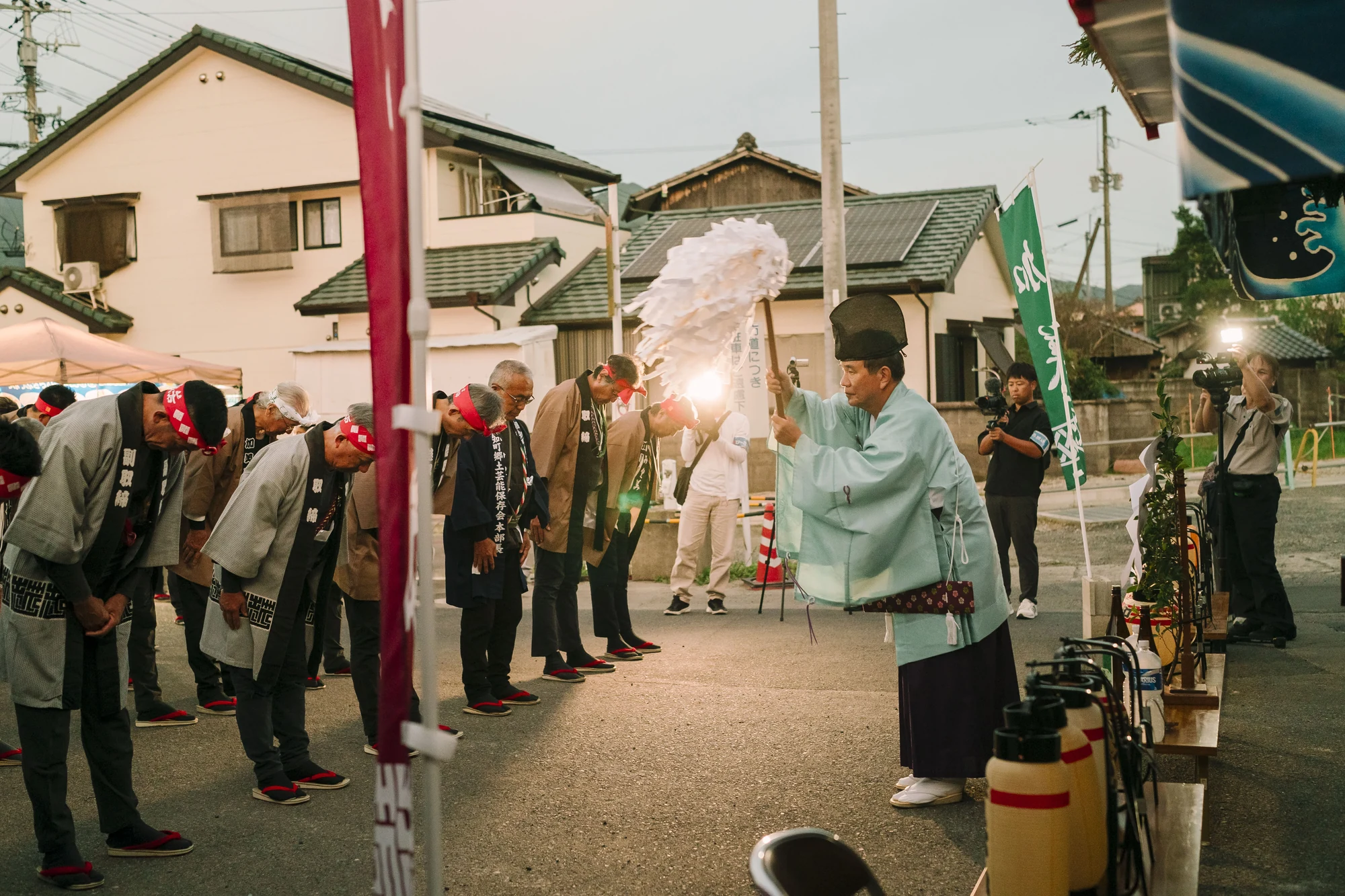 祭礼を前にお祓いを受ける担い手たち