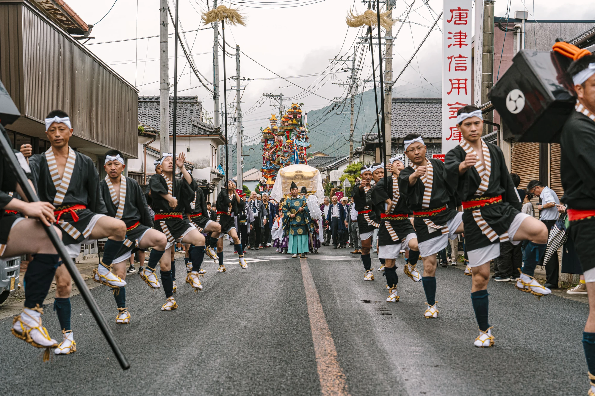 相知宿通りを進む羽熊行列と御神幸