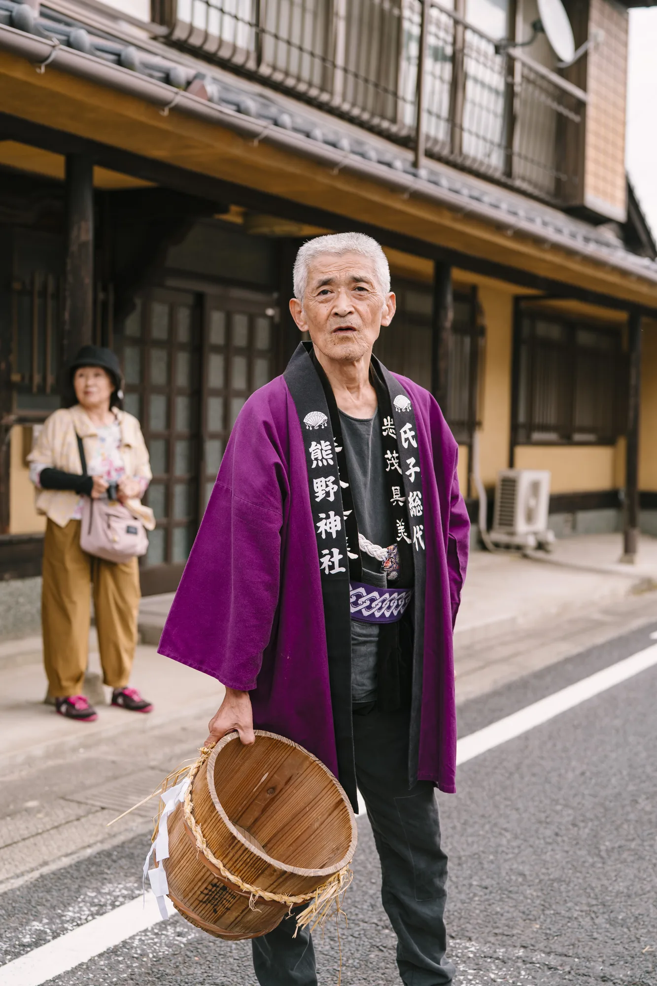 祭りに立つ人